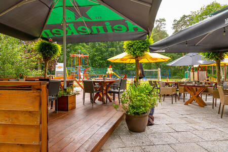 The terrace of restaurant 'Tante Stoof' at the Hellendoorn holiday park