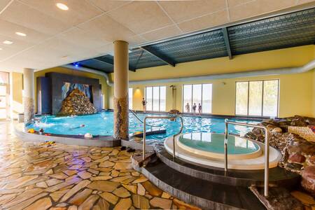 The indoor pool with bubble bath at the Leukermeer holiday park