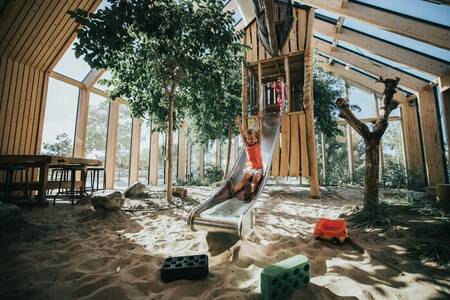 Child plays in the indoor playground near holiday park Ridderstee Ouddorp Duin