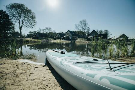 A supboard by the water at holiday park Ridderstee Ouddorp Duin