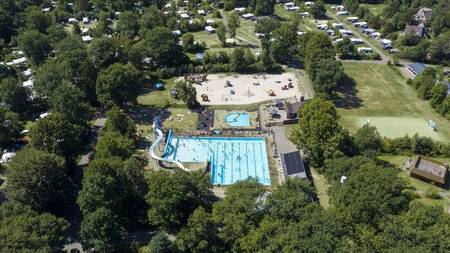 Aerial view of the outdoor pool and camping fields at holiday park Witterzomer