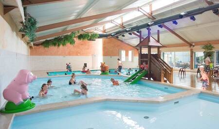 People swimming in the indoor pool of holiday park 't Rheezerwold