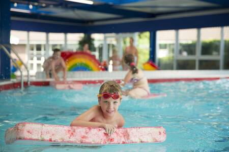 Children swimming in the indoor pool of holiday park Mölke