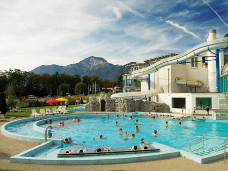 People swim in the outdoor pool of the leisure pool of Landal Alpen Resort Vierwaldstättersee