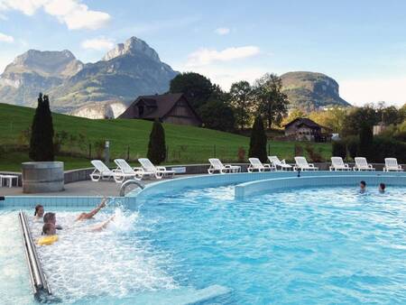 People on the effervescent sofa in the outdoor pool at Landal Alpen Resort Vierwaldstättersee