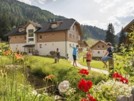 Children in front of an apartment complex at the Landal Bad Kleinkirchheim holiday park