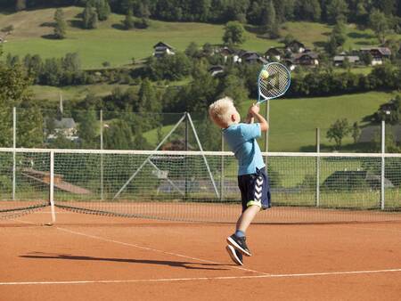 Play tennis on the tennis court of the Landal Bad Kleinkirchheim holiday park