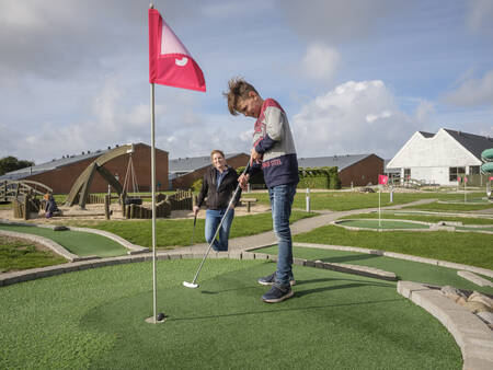 Play golf on the miniature golf course of holiday park Landal Beach Park Grønhøj Strand