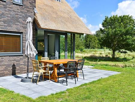 Terrasse im Garten einer Ferienvilla im Ferienpark Landal Berger Duinen