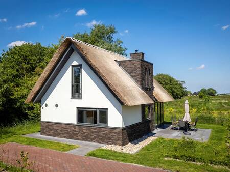 Detached holiday home with thatched roof with spacious garden at Landal Berger Duinen holiday park