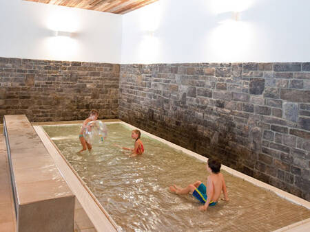 Children in the paddling pool of the swimming pool at Landal Brandnertal