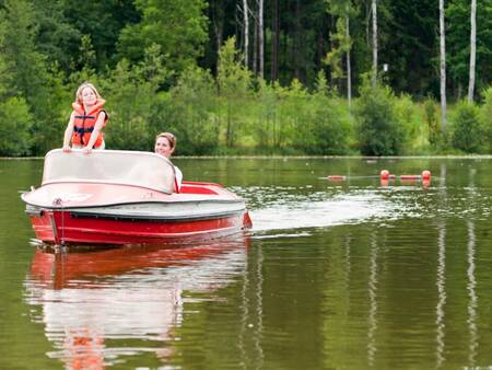Rent an electric boat at the boat rental at Landal De Reeuwijkse Plassen holiday park