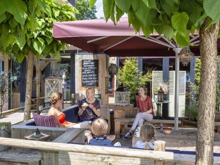 Family on the terrace of Grand Café Broer & Zus at the Landal De Vers holiday park