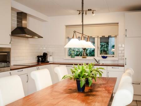 Kitchen with dining area of a villa at holiday park Landal Villapark Vogelmient