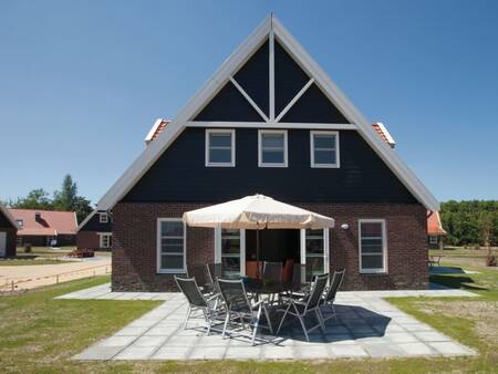 Garden with terrace of a holiday home at the Landal Waterparc Veluwemeer holiday park