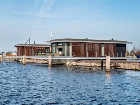 Water houses on the water at holiday park Landal Waterpark De Alde Feanen