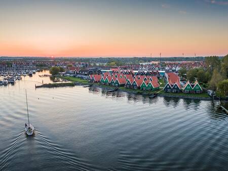 Landal Waterpark Volendam is located right on the Markermeer