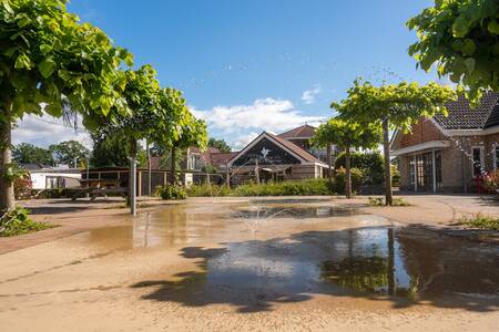 Splashing around in the spray park of holiday park Landgoed De IJsvogel