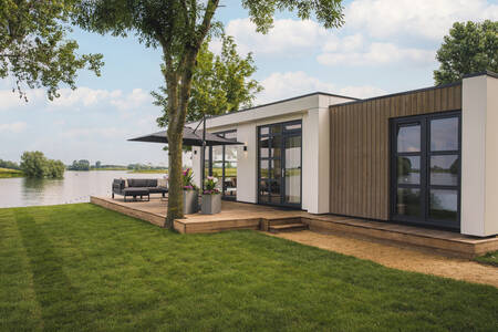 Detached holiday home on the water at the MarinaPark Bad Nederrijn holiday park