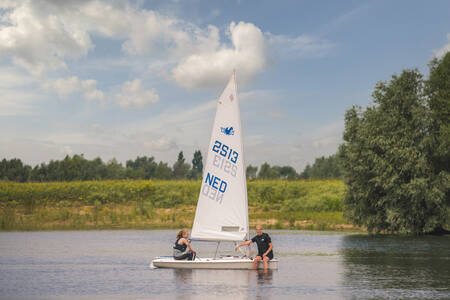 2 people sailing on the recreational lake next to MarinaPark Bad Nederrijn