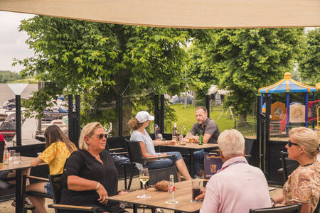 People on the terrace of Brasserie De Loswal at MarinaPark Bad Nederrijn