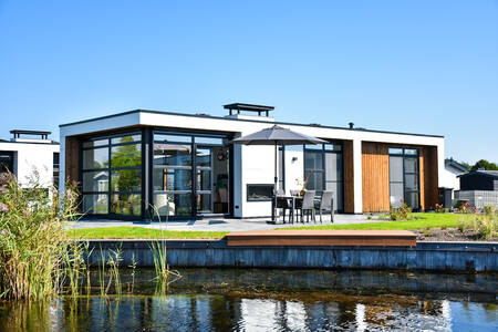 Detached holiday home on the water at MarinaPark Residence Nieuw Loosdrecht