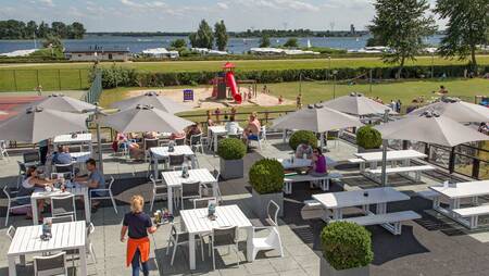 Restaurant "Zuid Zoet Zout" with terrace on Lake Veluwe at holiday park Molecaten Park Flevostrand