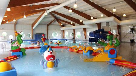 The paddling pool in the indoor swimming pool of holiday park Molecaten Park Flevostrand