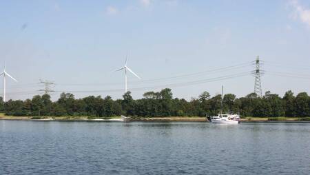 Boat sails on the Brielse Meer at holiday park Molecaten Park Kruininger Gors