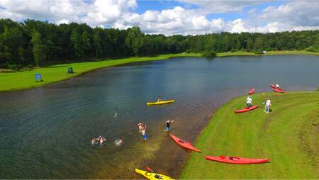 People canoeing at holiday park Molecaten Park Kuierpad