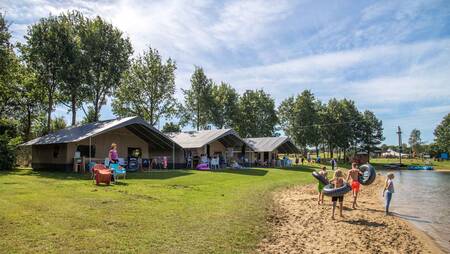 Safari tents type "Kievit" on the water at holiday park Molecaten Park Kuierpad