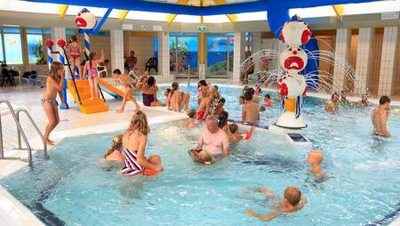 People swimming in the indoor pool of holiday park Molecaten Park Kuierpad