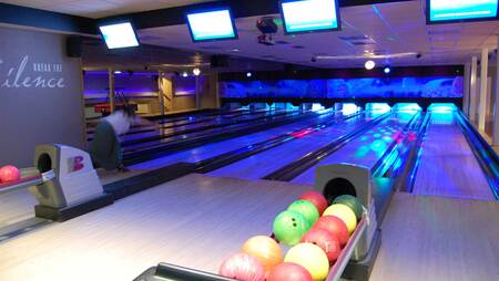 People bowling on the bowling alley of holiday park Molecaten Park Landgoed Ginkelduin