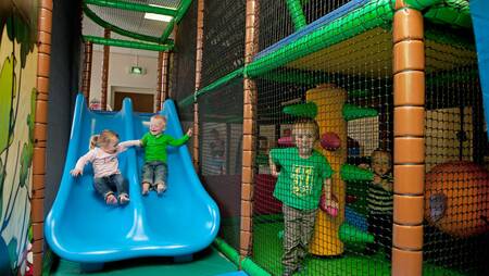 Children play in the indoor playground "Rinkel de Ginkel" at Molecaten Park Landgoed Ginkelduin