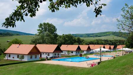 The swimming pool and holiday homes at the small-scale holiday park Molecaten Park Legénd Estate