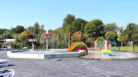 The paddling pool outside at holiday park Molecaten Park Rondeweibos