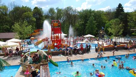 People swim in the outdoor swimming paradise at holiday park Molecaten Park 't Hout
