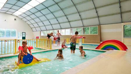 Children in the paddling pool in the indoor swimming pool of holiday park Molecaten het Landschap