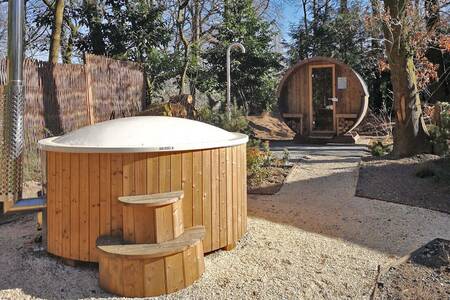 A hot tub and sauna at Park Berkenrhode holiday park