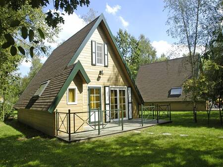 Detached holiday home with a veranda at the Park Molenheide holiday park