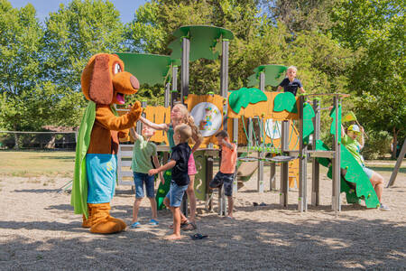 Children together with Alex and Sammy in the playground of holiday park RCN Le Moulin de la Pique