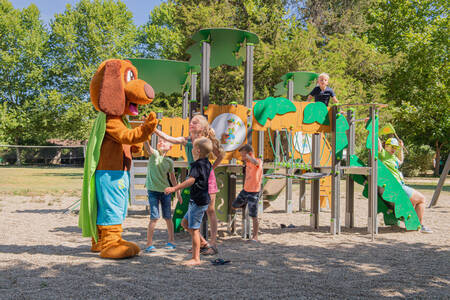 Children together with Alex and Sammy in the playground of holiday park RCN Le Moulin de la Pique