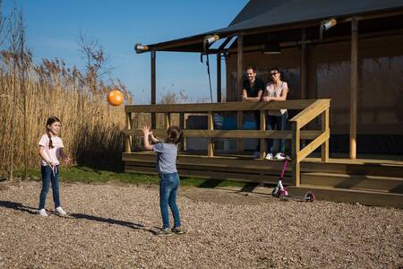 Family at safari tent type "Duindoorn" at holiday park RCN Toppershoedje