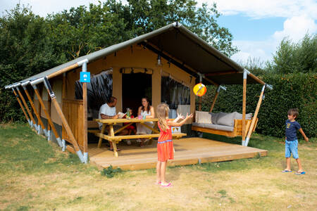 Family at a safari tent at holiday park RCN Toppershoedje