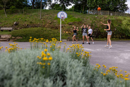 Children playing basketball at holiday park RCN Val de Cantobre