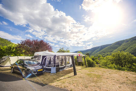A camping pitch with a beautiful view of the RCN Val de Cantobre holiday park