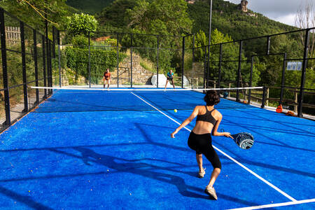 People playing tennis on the tennis court of holiday park RCN Val de Cantobre