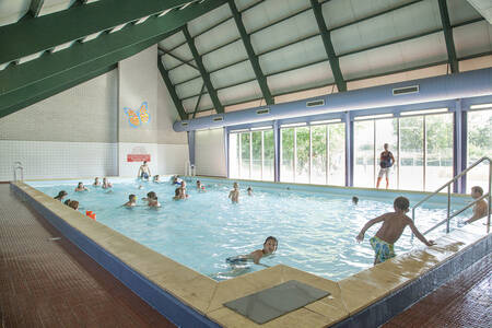 People swimming in the indoor pool of holiday park RCN Zeewolde
