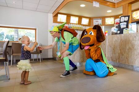 Max & Sammy give an ice cream to a child in the snack bar at holiday park RCN de Flaasbloem