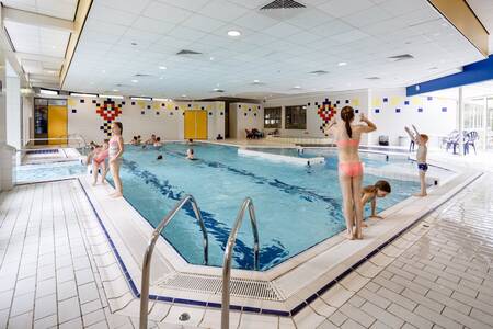Children swimming in the indoor pool of holiday park RCN de Flaasbloem
